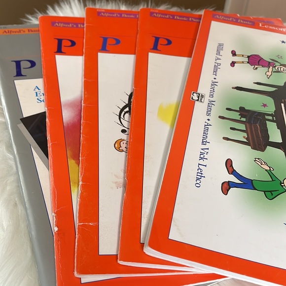 Alfred’s Basic Piano Library Beginner Lesson Books - Picture 3 of 10